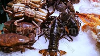 海鲜移动虾<strong>大龙</strong>虾和螃蟹在柜台市场，海鲜在市场拉利亚在巴塞罗那